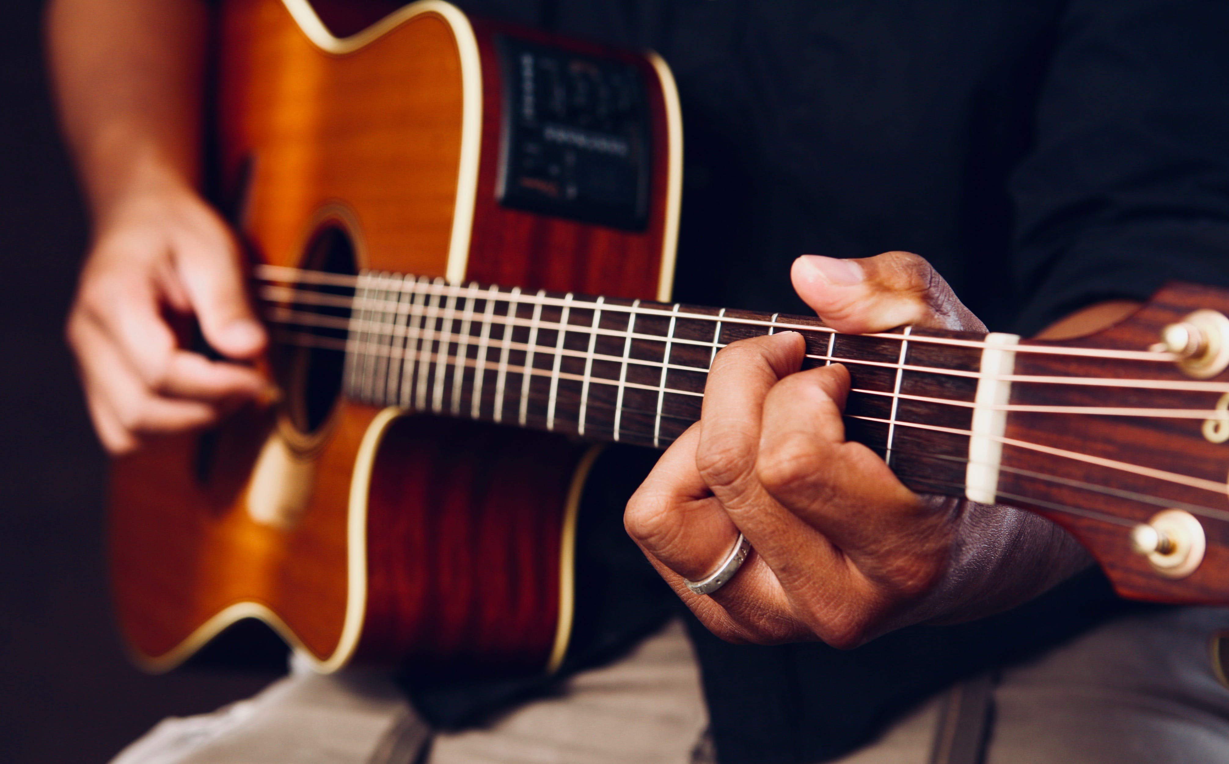 S'initier aux bases de la guitare classique ou électrique